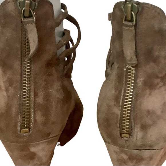 B. MAKOWSKY Bfamie Suede Strappy Wedge Sandals Zip Up Taupe with Box Size 10 - Picture 8 of 13